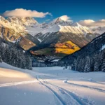 Verschneite österreichische Alpen mit perfekten Skipisten, blauem Himmel und unberührtem Pulverschnee bei Sonnenschein