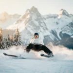 Beginnende skiër op besneeuwde Alpenhelling die achterover leunt met uitwaaierende ski's, mislukte pizzapunt-houding, dennenbomen op de achtergrond.