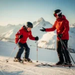 Beginnende skiër in rood jack op zachte sneeuwhelling, begeleid door skileraar met aanmoedigend gebaar, Alpen panorama op de achtergrond.