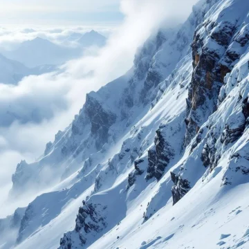 Extreme zwarte piste met steile ijzige helling, gevaarlijke bobbels en rotspartijen verdwijnend in mist beneden
