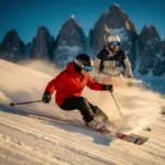 Gevorderde skiër maakt een snelle, precieze bocht op een steile gepiste Alpenhelling, met ijskristallen die opspuiten.