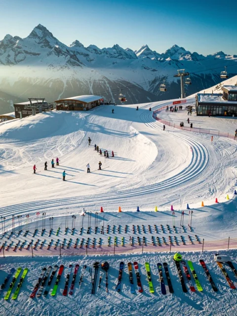 Kaltenbach skipistes in ochtendlicht met skigroepen en instructiegebieden in Oostenrijkse Alpen