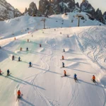 Luchtfoto van Kappl's skipistes met skileraren in oranje jassen die groepen begeleiden op verschillende terrein niveaus