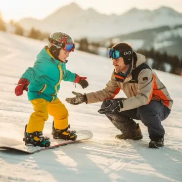 Kind leert snowboarden met instructeur op zonnige skipiste in de bergen