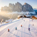 Luchtfoto van skipistes in Kirchdorf in Tirol met skileraren in oranje jassen die groepen begeleiden bij zonsopgang
