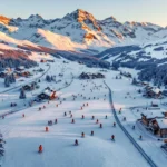 Luchtfoto van Les Lindarets alpendorp met skileraren in oranje jassen die lessen geven op besneeuwde pistes