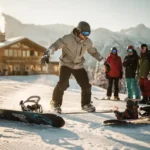 Moniteur de snowboard professionnel enseignant la technique à des étudiants sur une pente enneigée au coucher du soleil