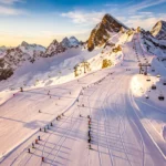 Luchtfoto van Obergurgl skipistes met skigroepen en instructeurs op verse poedersneeuw tijdens gouden uur