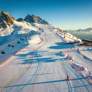 Luchtfoto van skigebied Oetz-Hochoetz in Oostenrijkse Alpen met besneeuwde pistes, skiliften en lesgebieden