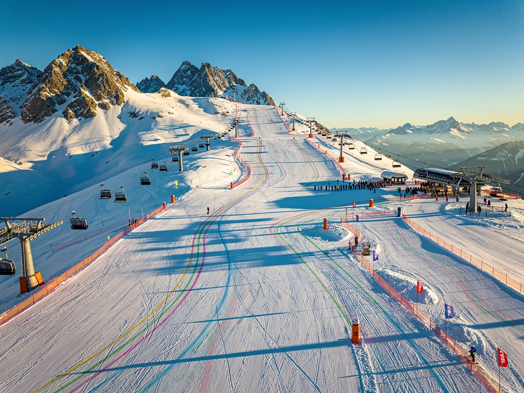 Luchtfoto van skigebied Oetz-Hochoetz in Oostenrijkse Alpen met besneeuwde pistes, skiliften en lesgebieden
