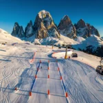 Luchtfoto van skigebied Scheffau am Wilden Kaiser met besneeuwde pistes, gondelbaan en Oostenrijkse Alpen op achtergrond
