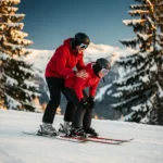 Ski-instructeur corrigeert kniebuiging en voorwaartse houding van leerling op besneeuwde piste, omgeven door dennenbomen.