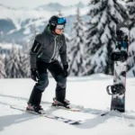 Ski-instructeur toont juiste houding naast snowboard in sneeuw, winteruitrusting zichtbaar op bergpiste