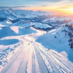 Luchtfoto van besneeuwde skipistes in Hochfügen met ski-uitrusting op voorgrond tijdens gouden zonsondergang in Oostenrijkse Alpen