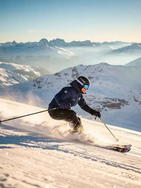 Skiër in marineblauwe jas maakt een perfecte parallelle bocht op een verzorgde Alpenhelling, poedersneeuw spat op in goudkleurig ochtendlicht.