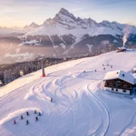 Luchtfoto van skiërs op besneeuwde hellingen in Reith bij Kitzbühel met Kitzbüheler Horn op achtergrond tijdens gouden uur