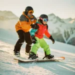 Snowboard instructeur helpt beginner met juiste houding op besneeuwde helling, bergen op achtergrond