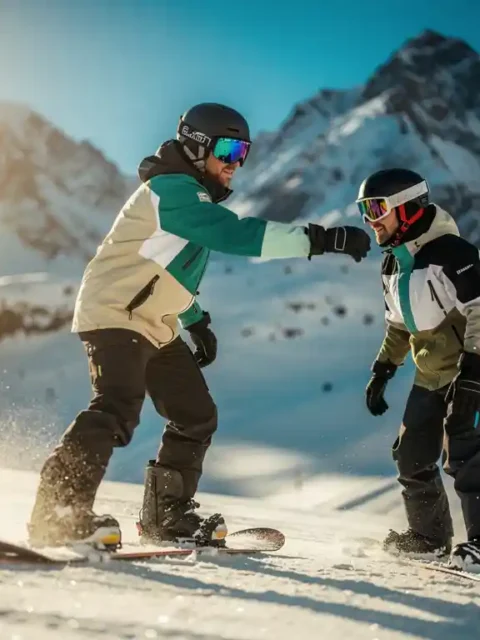 Snowboard instructeur toont juiste techniek aan beginnende leerling op besneeuwde berghelling onder blauwe hemel