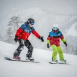 Snowboard instructeur toont techniek aan leerling op besneeuwde berghelling tijdens zware sneeuwval