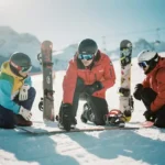 Snowboard instructeur demonstreert techniek aan drie studenten op besneeuwde helling met bergachtergrond