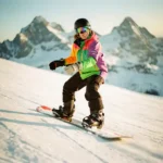 Snowboard instructeur toont juiste houding en techniek op besneeuwde piste met bergachtergrond