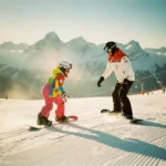 Beginnende snowboarder in felle winterkleding neemt eerste les op goed geprepareerde piste met instructeur en bergtoppen