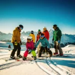 Diverse groep snowboarders van verschillende leeftijden op besneeuwde bergpiste met kleurrijke winterkleding en helmen