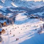 Luchtfoto van skipistes in Stuben am Arlberg tijdens gouden uur met skiërs, Oostenrijkse chalets en alpine pieken