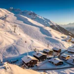 Luchtfoto van Zell am Ziller skigebied met besneeuwde Alpentoppen, skipistes en Oostenrijks bergdorp in dal